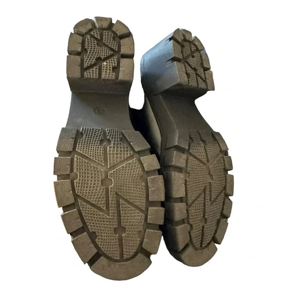 Athlefit women's 7.5 black chunky loafer chain detail, like new - Picture 5 of 6